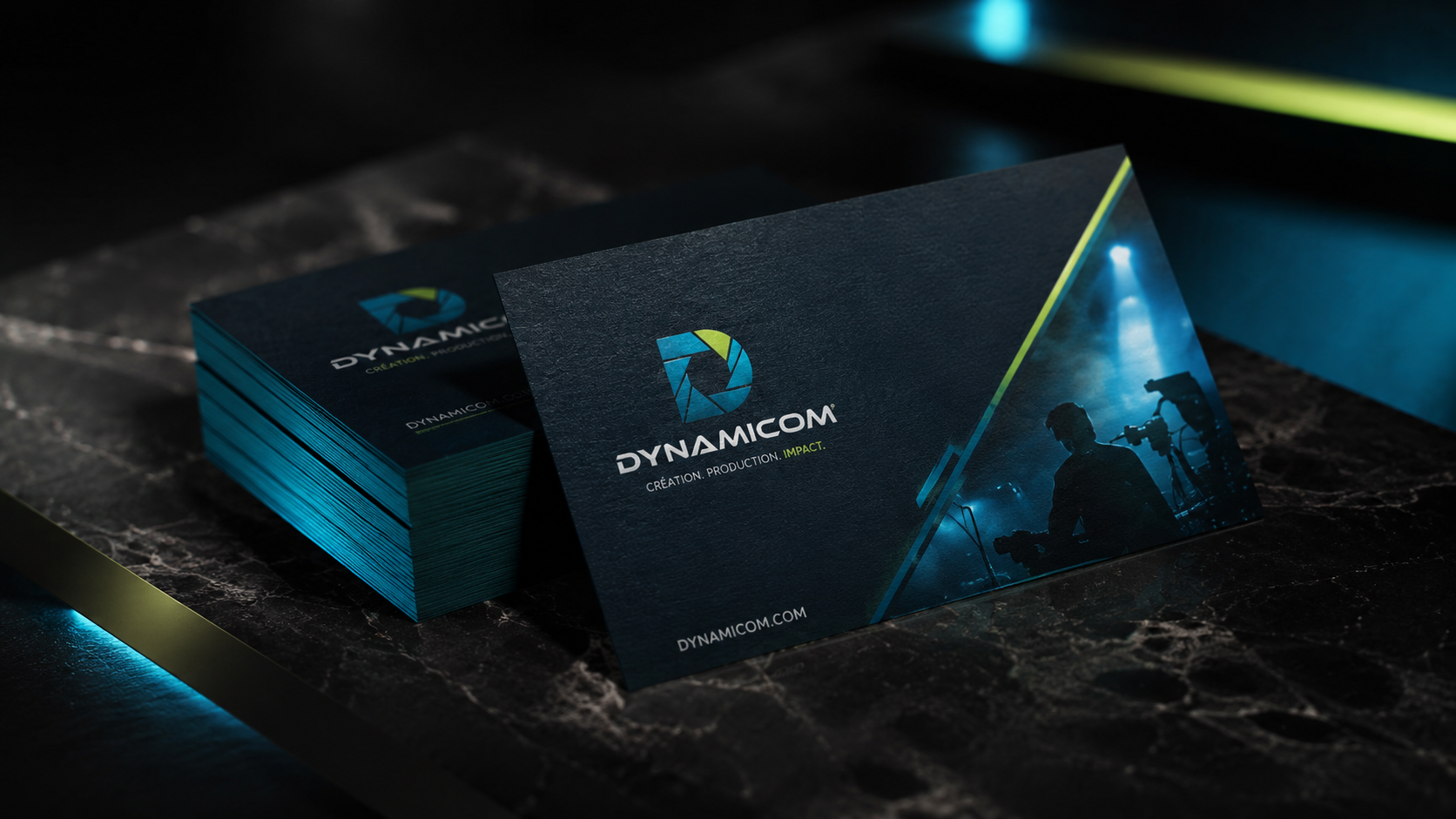 Pile de cartes d'affaires Dynamicom sur du marbre noir