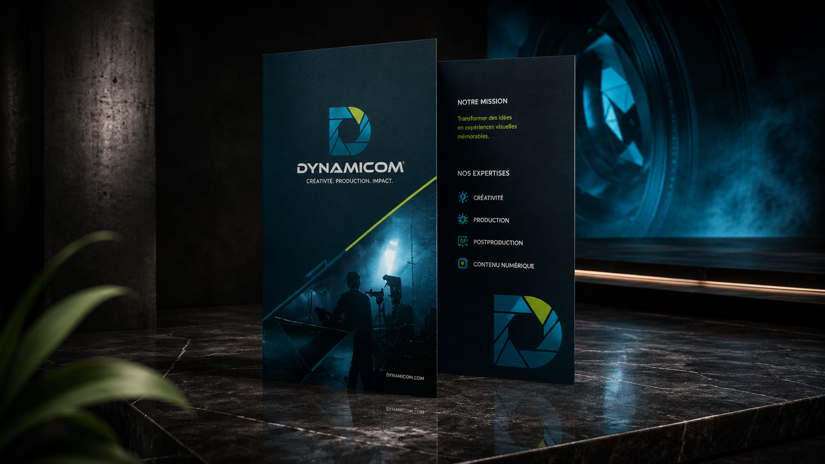 Brochure et feuillet pliés Dynamicom debout sur de la pierre polie