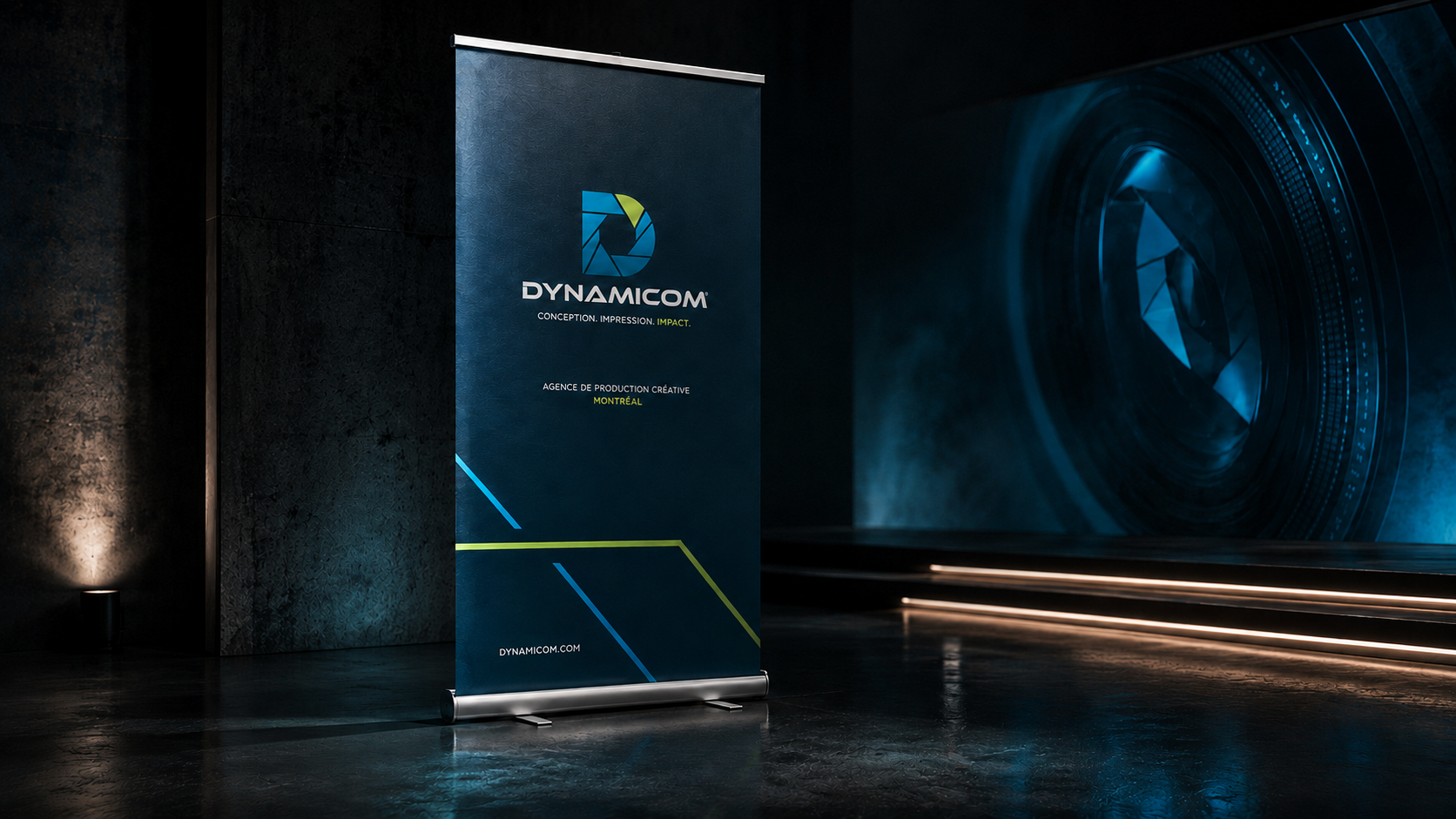 Bannière rétractable Dynamicom debout sur un plateau sombre à côté d'un mur LED