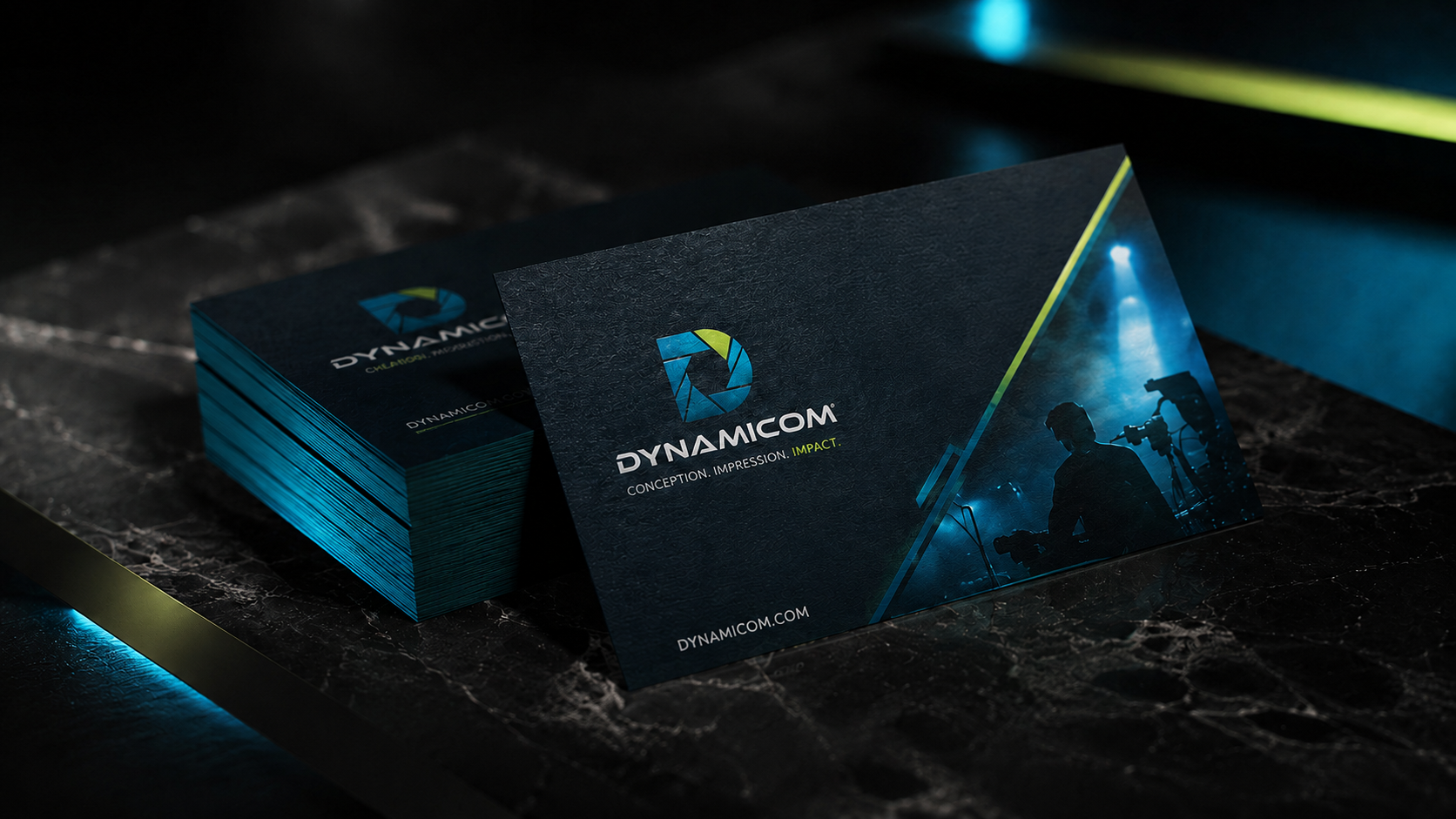 Pile de cartes d'affaires Dynamicom sur du marbre noir