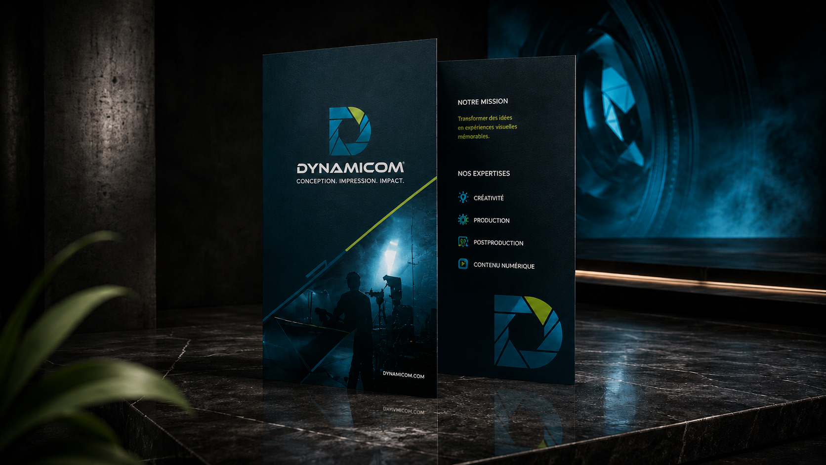 Brochure et feuillet pliés Dynamicom debout sur de la pierre polie