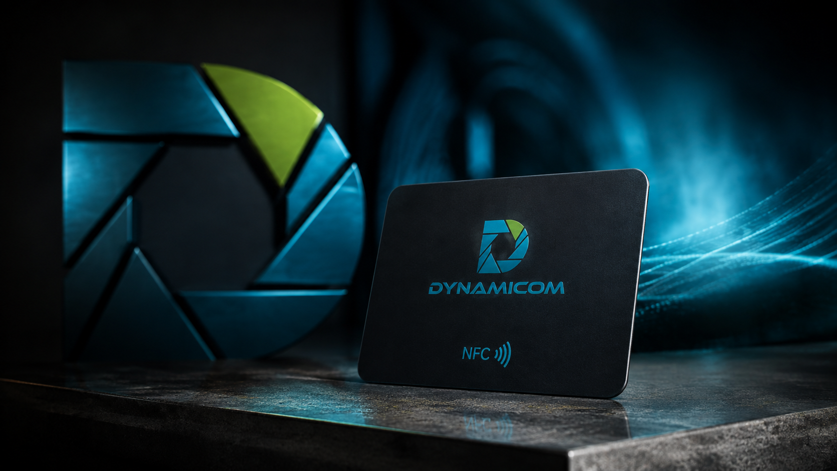 Carte intelligente NFC noir mat Dynamicom appuyée contre un logo en métal brossé