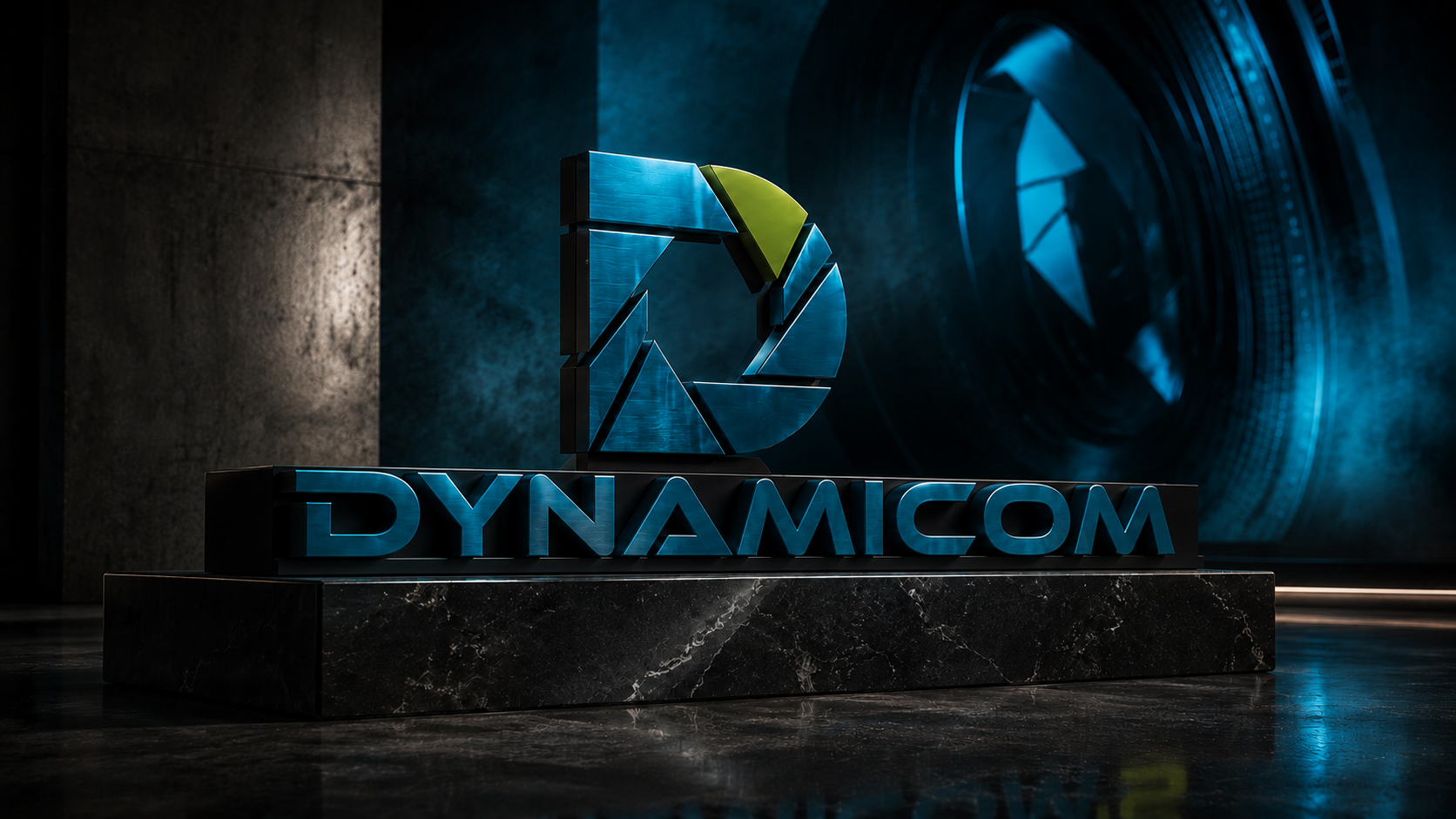 Enseigne logo Dynamicom en relief, métal brossé, montée sur un socle de marbre