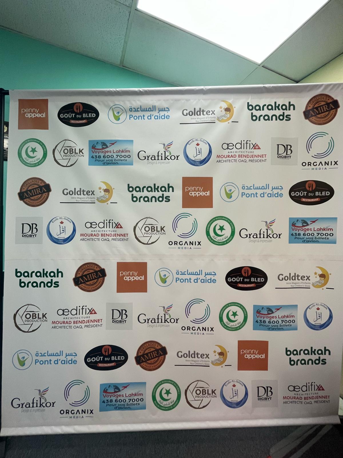 Mur de fond commanditaires imprimé de logos répétés, sur cadre