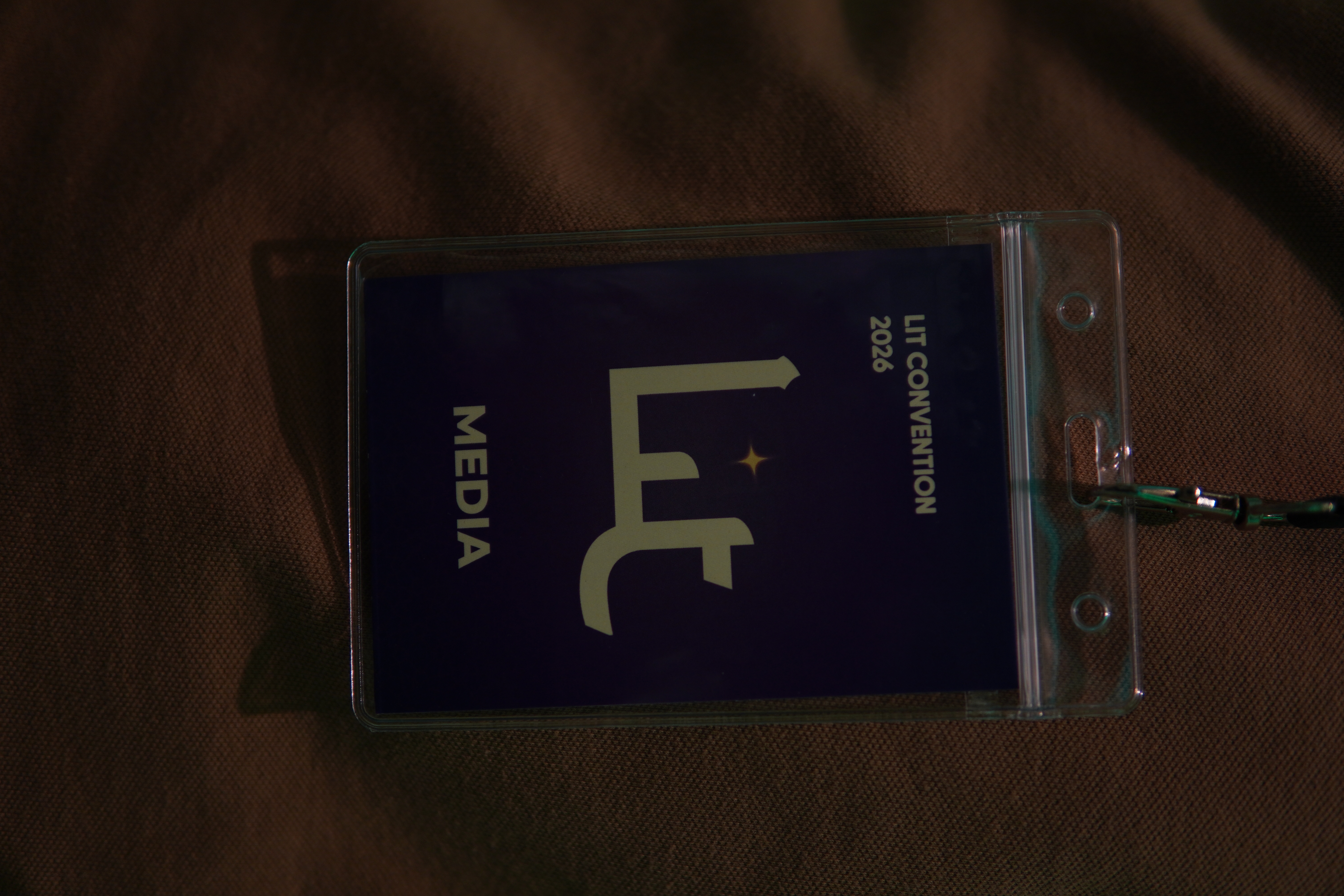Badge de convention imprimé dans un porte-badge transparent sur un cordon