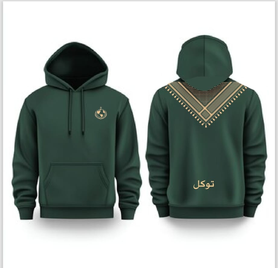 Chandail à capuchon vert vu de face et de dos, avec écusson doré et empiècement à motifs